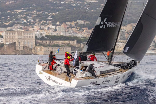 Giornata intensa con gli arrivi delle prime sette barche a Montecarlo. No Regret provvisorio leader overall