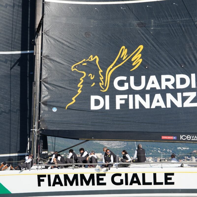 Il primo Maxi lancia la sfida al record: il 78 piedi Fiamme Gialle Nice di Marco Malgara con i velisti del GS della Finanza