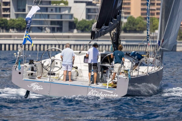 Penultimo giorno della regata, il grosso della flotta atteso tra la serata e la notte di sabato. Domenica il gran finale